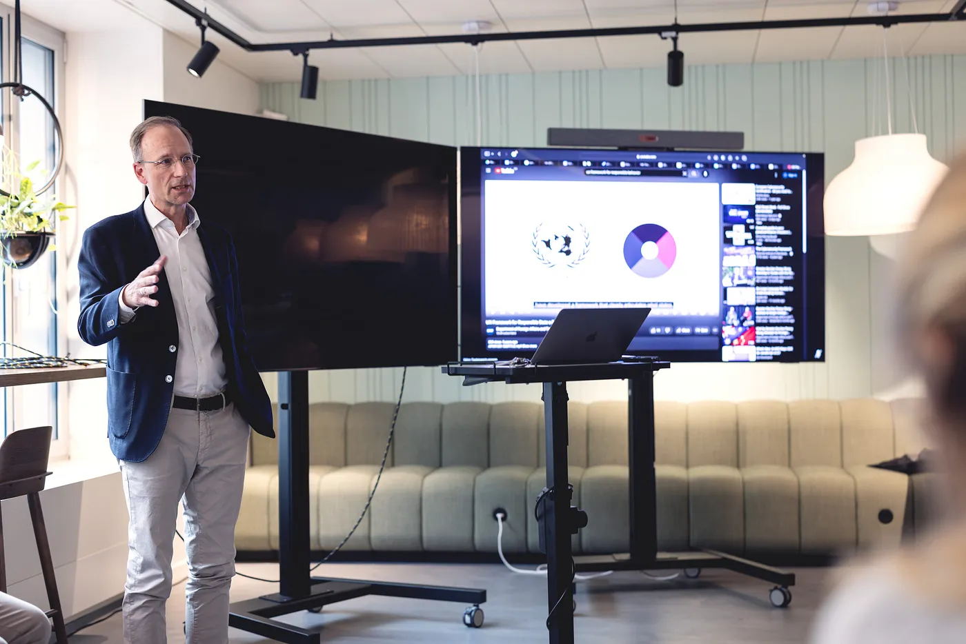 スイス連邦外務省と研究・教育・イノベーション担当国務大臣が DFINITY を訪問