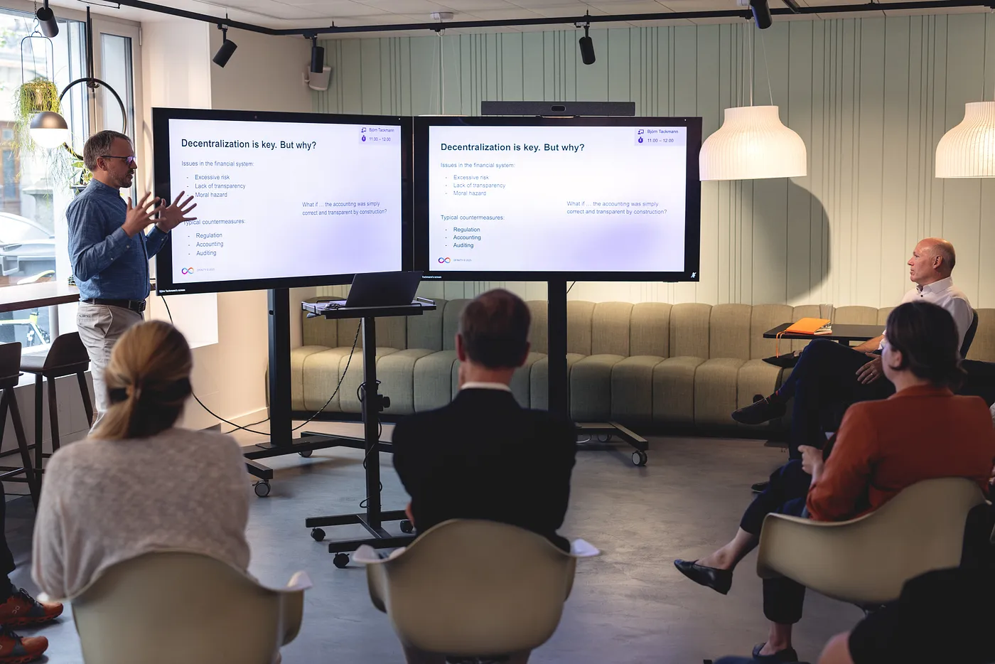 スイス連邦外務省と研究・教育・イノベーション担当国務大臣が DFINITY を訪問